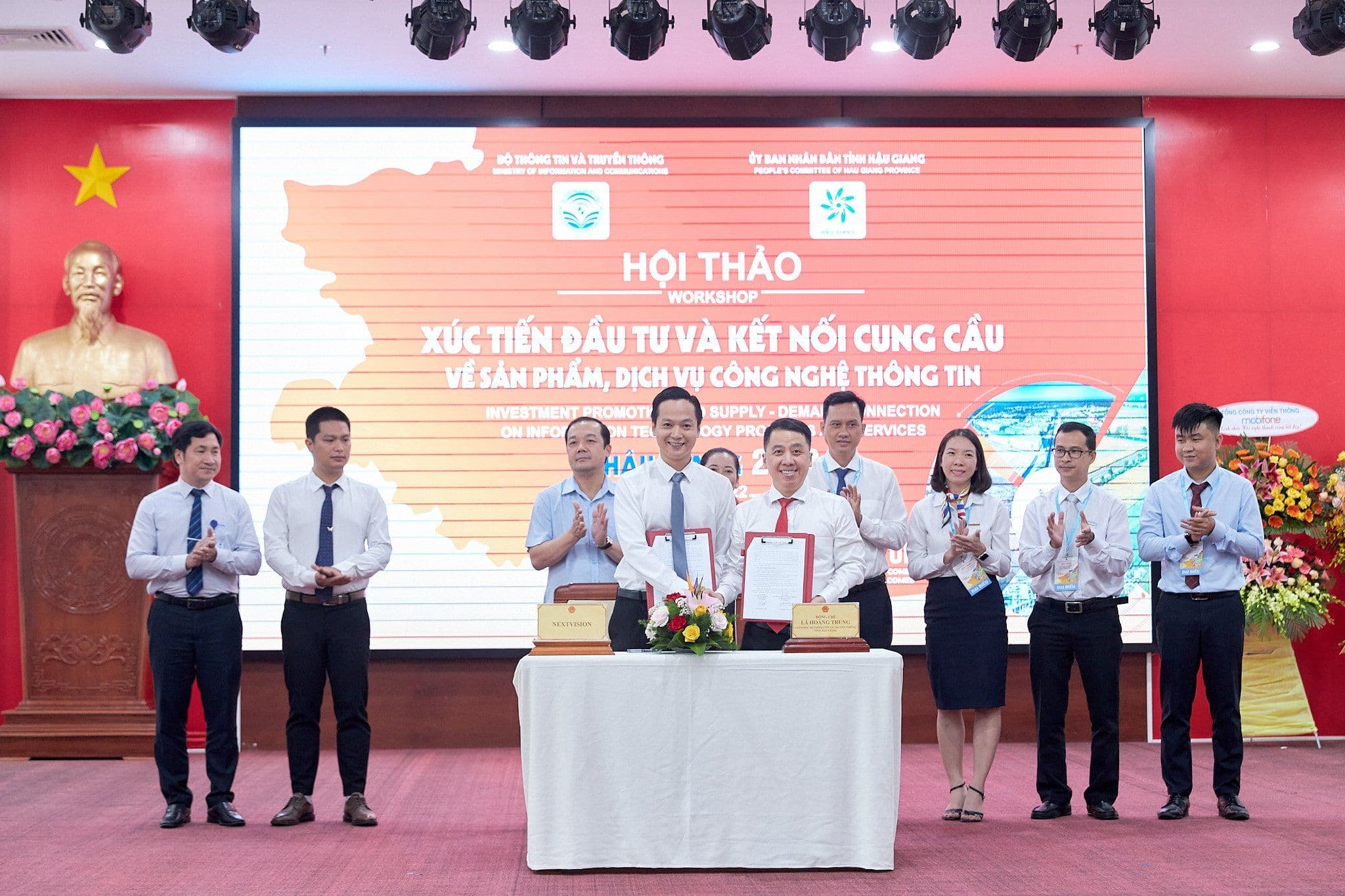 Đại diện NextX ký kết biên bản hợp tác chuyển đổi số Make in Vietnam với Sở TT&TT tỉnh Hậu Giang